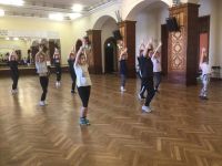 dziewczęta powtarzające kroki przez prowadzacą